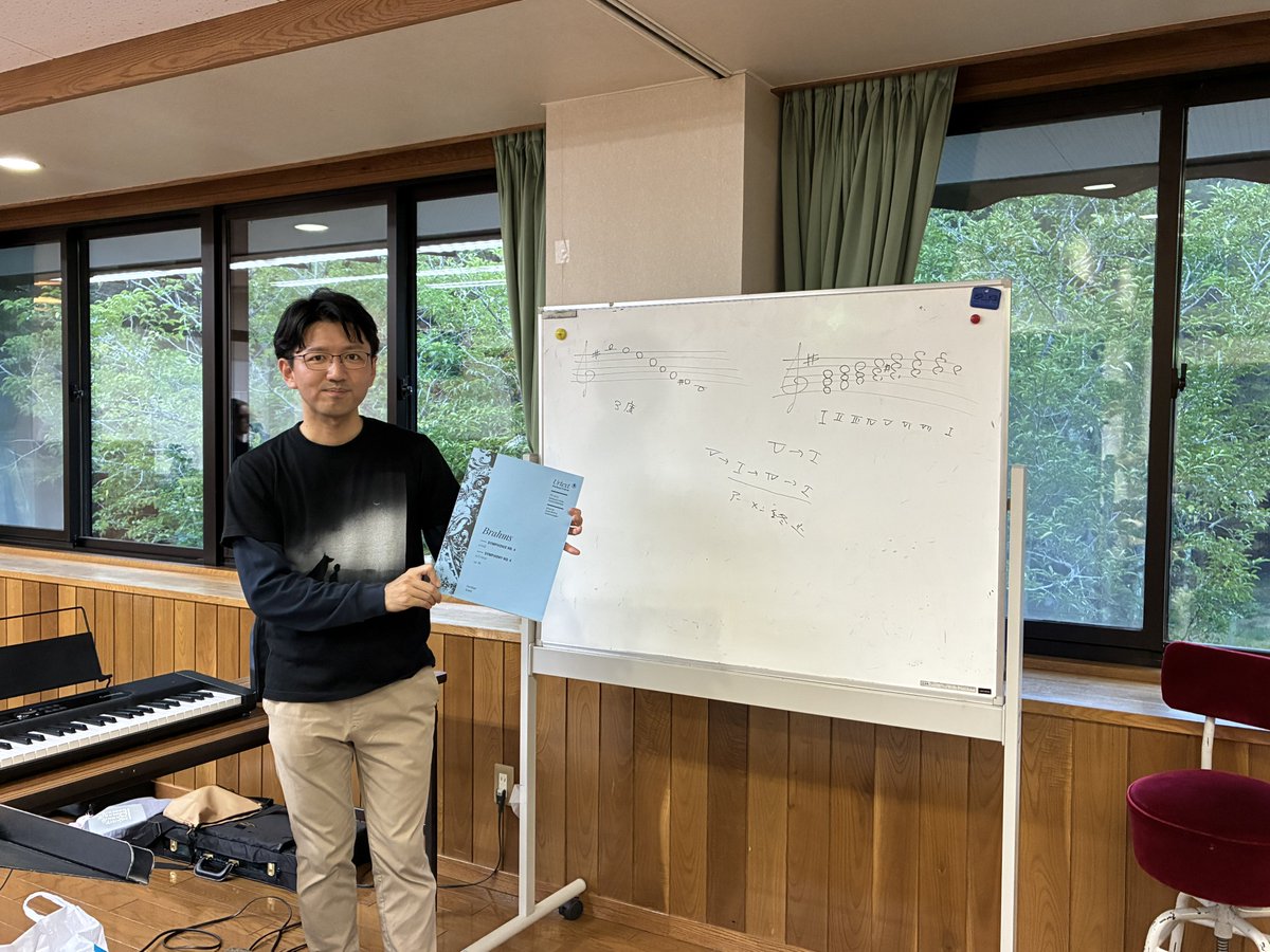 合宿最初の合奏は溝根先生の講習会🧑‍🏫でした！
ブラームス交響曲第4番を曲の構造や形式、和声を中心に解説していただきました
理論的な音楽を面白く教えていただきました！
気分はまるで音大生😎✨
