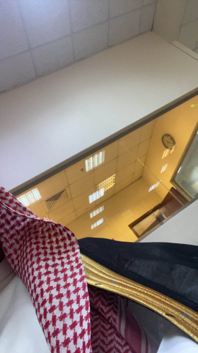 Fix0z's tweet image. حربي يشّرفني مع الناس تشريف،
دام انتمي في حرب الاسم كافي، 
من الساحل الغربي لمدخل السيف،
افخر بحرب مشّرعين الرفاعي،
بيوتهم تذري من الضيم والحيف،
وملجا درِيكً من قريمة يخافي،
حرب اهل الطالات وهل المعاريف،
واهل الصخا وقت السنين العجافي.  

     الشاعر باين ذياب الحويمضي.