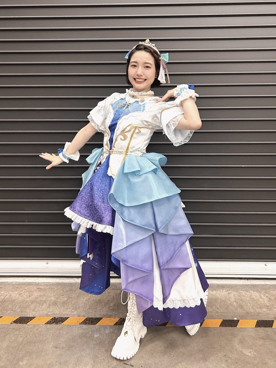 デレステ10thツアー千秋楽では
3着の衣装を着用させていただきました！
薫ちゃんとの思い出が詰まった、そしてこれからの希望が詰まった衣装を着ることができてとっても幸せでした！！

またリトルマイシンデレラを着ることができるなんて🥹🍀✨

 #デレステ10thツアー千秋楽_day1