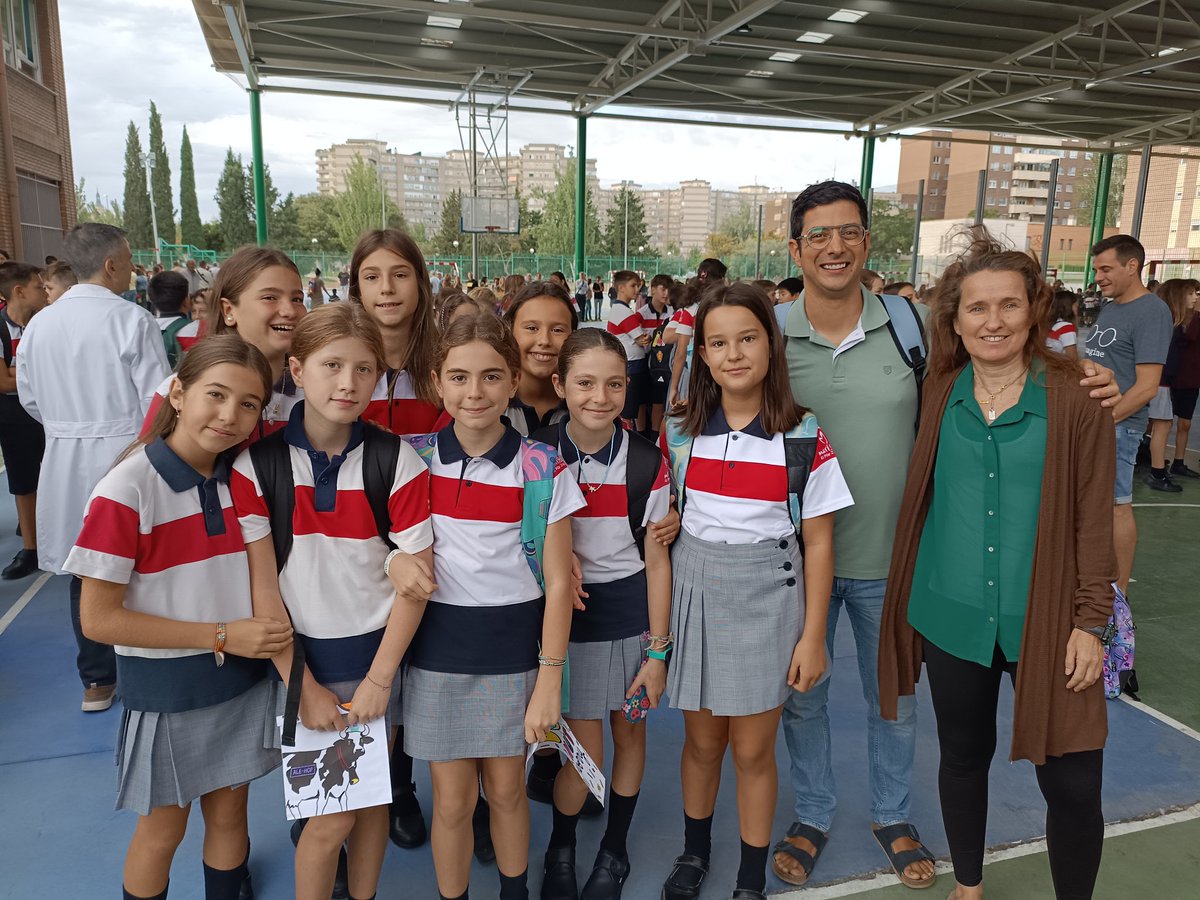 🆕 Primer día de cole. Nervios, ilusión y ganas de empezar. Estuches, libros y bolígrafos nuevos. Historias del verano que contar. Encontrarse con l@s compis y profes de siempre. Conocer nuev@s chic@s. Satisfacción, felicidad y ganas. 
#celebramoslavida, nuevo lema de esta curso