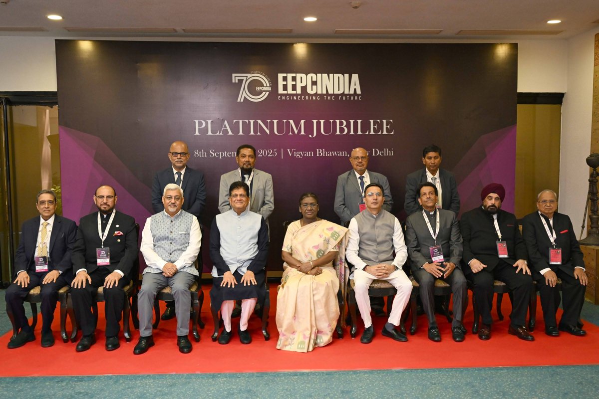 airnews_ghy's tweet image. ৰাষ্ট্ৰপতি শ্রীমতী দ্রৌপদী মুর্মুৱে #NewDelhi-ত অভিযান্ত্রিক ৰপ্তানি বিকাশ পৰিষদ #EEPC ৰ #PlatinumJubilee উদযাপন অনুষ্ঠানত দিয়া ভাষণত ভাৰতক পুনৰ বিশ্বৰ ব্যৱসায় আৰু জ্ঞানৰ কেন্দ্ৰ হিচাপে গঢ়ি তুলিবলৈ দেশৰ জনসাধাৰণৰ প্ৰতি আহ্বান জনাইছে।
@rastrapatibhvn
@PIB_India