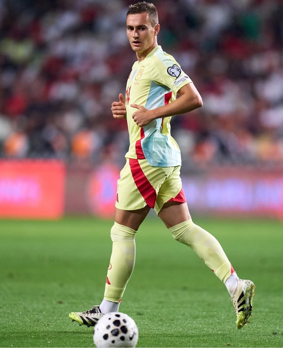 AmaroJonay's tweet photo. Un pueblo de 92 habitantes. Ganarse el pan viviendo en Aluche. Ser canterano del Real Madrid para no tener oportunidades. Descender con el Levante. 

Convocado con la selección siendo jugador del Rayo Vallecano. 

Historia de superación. Firmada por Jorge de Frutos. https://t.co/9abVFzV5j2