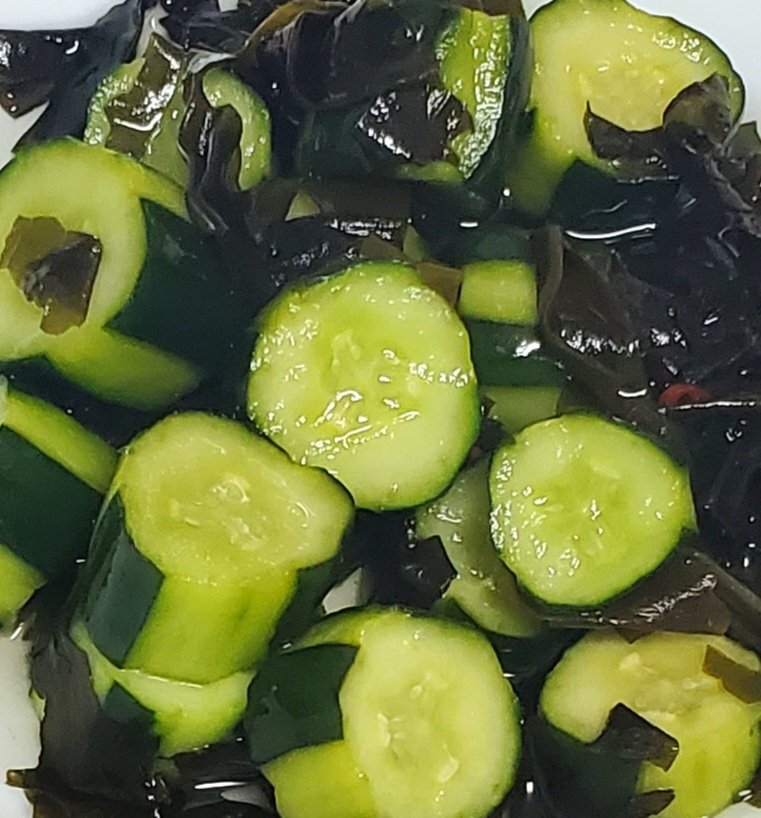 今日のきゅうりです

「わかめときゅうりのカンタン酢漬けです」🌶️🥒

かんぱーい🍹