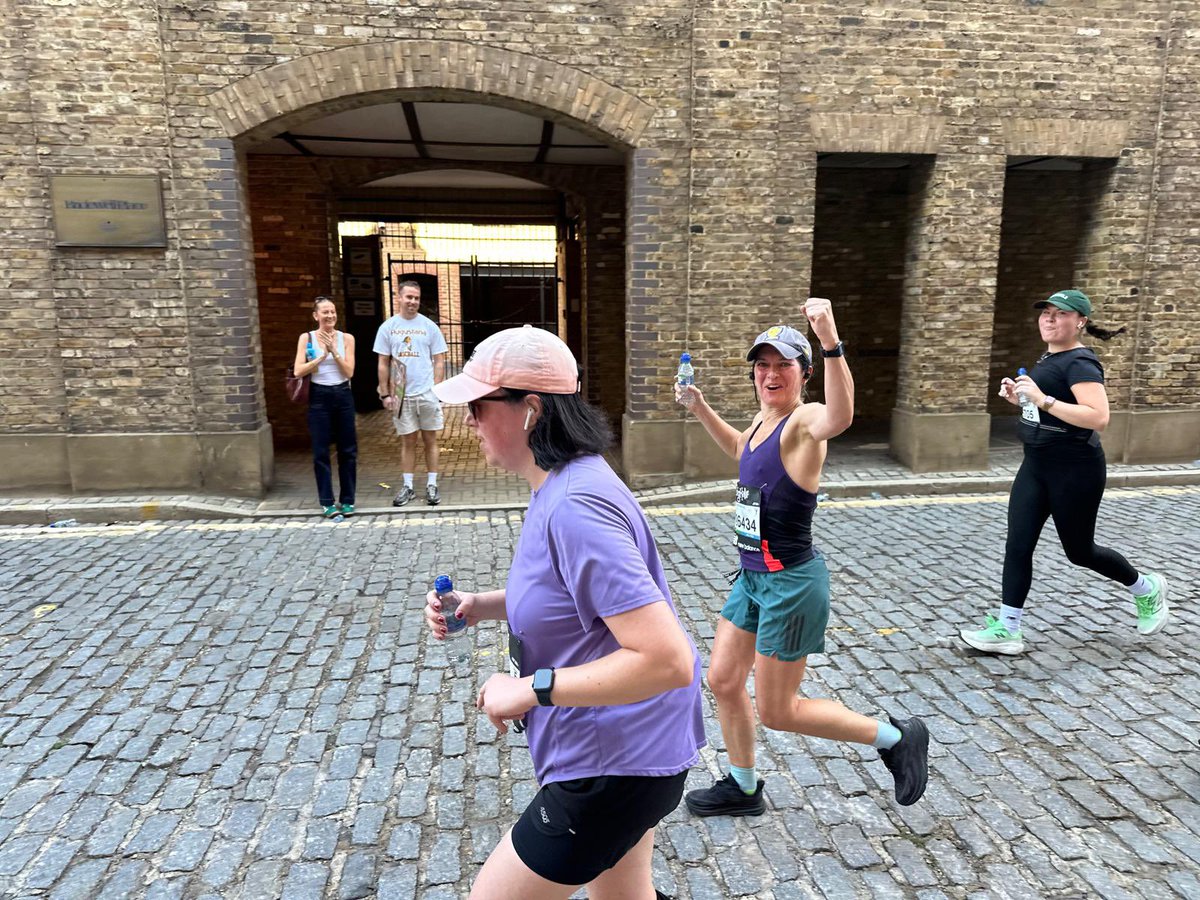 Big Half - 2hrs 6 mins. Not as fast as the plan but as the sun arrived right on cue - pretty pleased despite being beaten by a dinosaur! Highlights were Tower Bridge, support from family &amp; the ultimate hype man <a href="/blakeleyjono/">Jonathan Blakeley</a> MCing at mile 9 &amp; ❤️ to those handing out jelly babies!