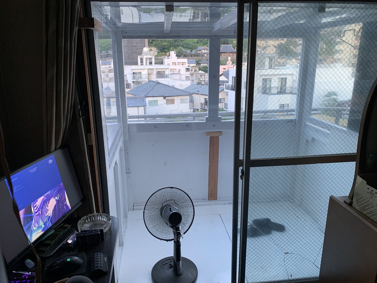 NicoSuzuya's tweet photo. ベランダ植物用のサンルーム？温室？がほぼ完成よ〜！
あとは遮光とコーキングとパテ埋めして棚つけて植物移動して終わり！ https://t.co/EnHdptxSnB
