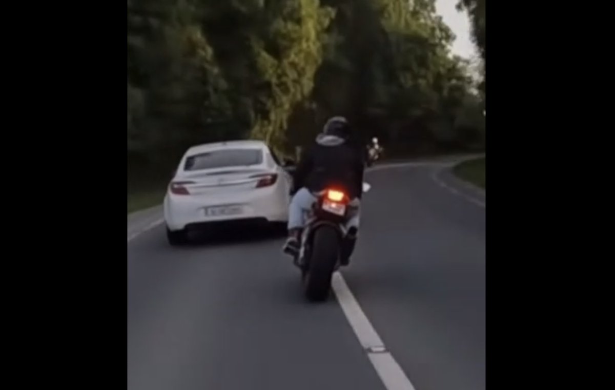 Nieuw artikel: Video: Motorrijder kan nog een lesje gebruiken autoblog.nl/nieuws/video-m…