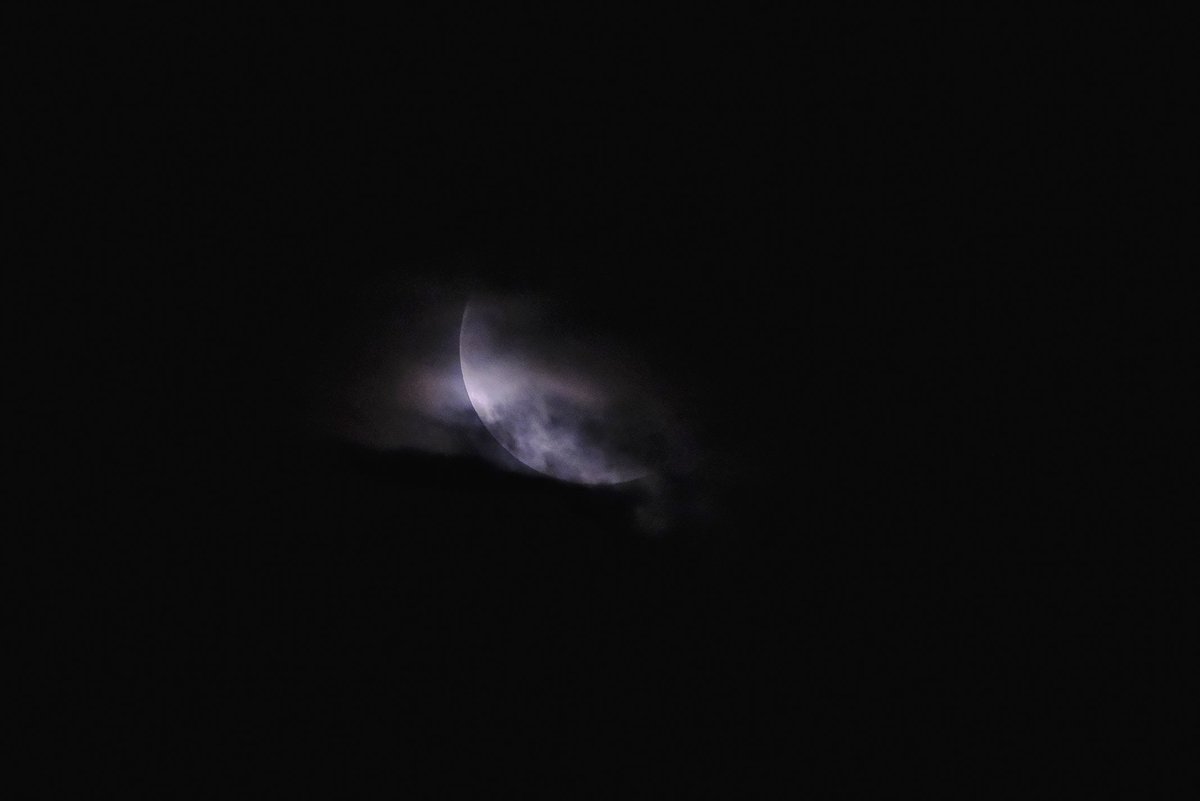 AstroPenedes's tweet photo. Els núvols ens van impedir veure-la durant la fase total, per sort,  minuts més tard la vam poder gaudir encara no mitja hora però ja en la fase parcial.
Vilafranca del Penedès, 7/9/2025 entre les 19:03 i les 19:24 UTC.

#EclipsiLunar #mooneclipse https://t.co/MuPgNOaNIM