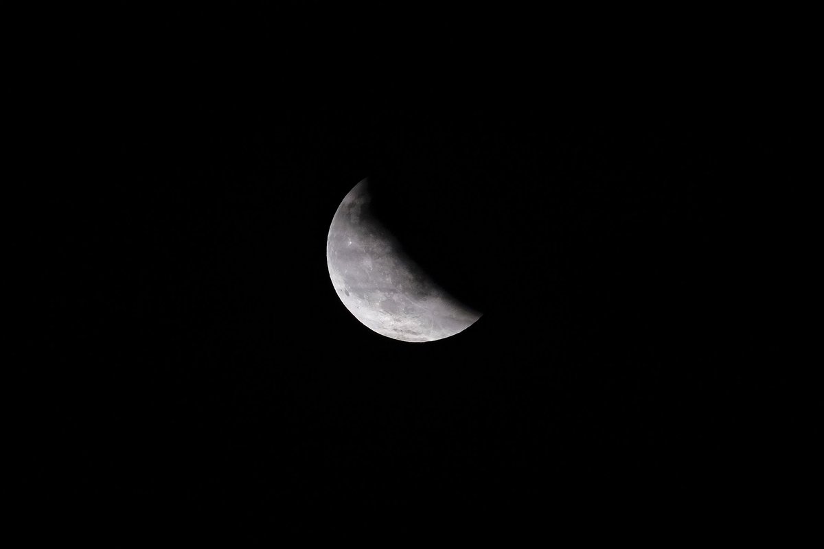 AstroPenedes's tweet photo. Els núvols ens van impedir veure-la durant la fase total, per sort,  minuts més tard la vam poder gaudir encara no mitja hora però ja en la fase parcial.
Vilafranca del Penedès, 7/9/2025 entre les 19:03 i les 19:24 UTC.

#EclipsiLunar #mooneclipse https://t.co/MuPgNOaNIM