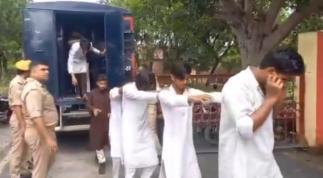 Prof. इलाहाबादी ( نور ) (@profnoorul) on Twitter photo यूपी के फ़िरोज़ाबाद में "ईद मिलादुन्नबी" पर जुलुस के दौरान निर्धारित रूट से भटकने पर 33 मुस्लिम युवकों को हिरासत में लिया है। फिर उन मुस्लिम नजुवानों की परेड कराई गई और उनका वीडियो बना कर सोशल मीडिया पर डाला गया।
<a href="/asadowaisi/">Asaduddin Owaisi</a> साहब ने कहा: सिर्फ़ जुलूस के रास्ते से भटकने के यूपी के फ़िरोज़ाबाद में "ईद मिलादुन्नबी" पर जुलुस के दौरान निर्धारित रूट से भटकने पर 33 मुस्लिम युवकों को हिरासत में लिया है। फिर उन मुस्लिम नजुवानों की परेड कराई गई और उनका वीडियो बना कर सोशल मीडिया पर डाला गया।
<a href="/asadowaisi/">Asaduddin Owaisi</a> साहब ने कहा: सिर्फ़ जुलूस के रास्ते से भटकने के
