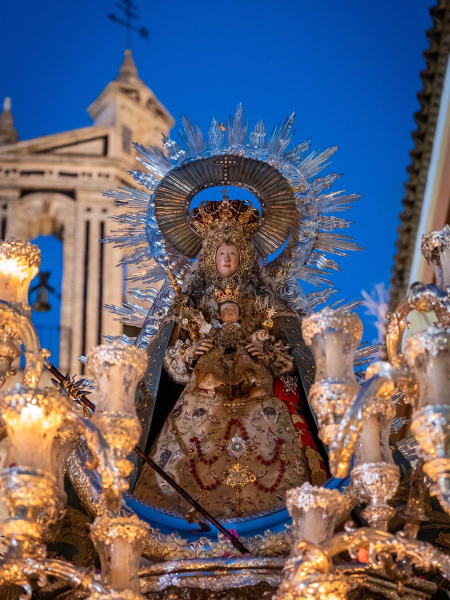 🩵 Hoy Écija se viste de alegría y devoción.

El 8 de septiembre celebramos a nuestra Madre y Patrona, la Virgen del Valle Coronada.

Un día grande para nuestra ciudad, donde fe, tradición y amor se encuentran en torno a Ella 🙏.

#VirgenDelValle  #NuestraPatrona