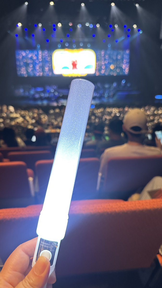 rucksack's tweet photo. 週末跟我妹來看交響情人夢音樂會，加場變成全球首次公演真是太幸運了
位置視野超讚還送手燈
看到上野樹里 x 三浦宏��� x 竹中直人真的是超夢幻
上野樹里跟竹中直人都沒變欸感動的眼淚真會流下來
三浦的唱功、指揮跟芭蕾都很完美
所有演員都好厲害唱好好聽啊
台北愛樂跟女鋼琴家表現的超讚
幸福的一天 https://t.co/qLVu3qXzyy