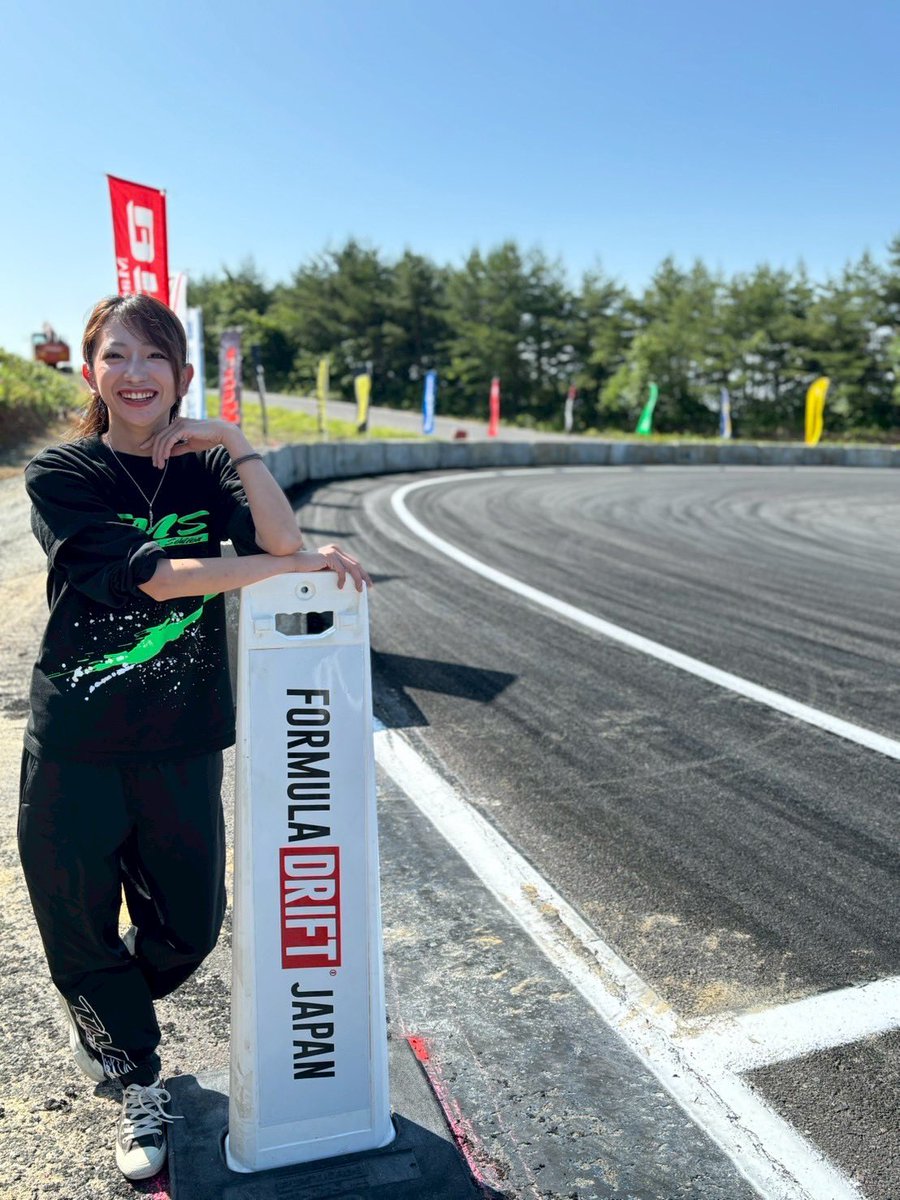 airihaaaan's tweet photo. TMSRacingのレースクイーンとしてFDJに参戦してからフォロワーさんが激増して嬉しい限りです🥹

ところで最近フォロバキャンペーンしてなかったので最終戦を前に開催したいと思います👍

この投稿をリポストしてくれたフォロワーさんお迎えしにフォローバック伺います💚

#FDJ #TMSRacing #あいりはん https://t.co/8BOXVmVNsC