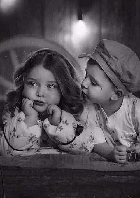 لست أراك اجمل ما في الدنيا ،
ولكني أراك دنيا كل ما فيها جميل 💛🩵