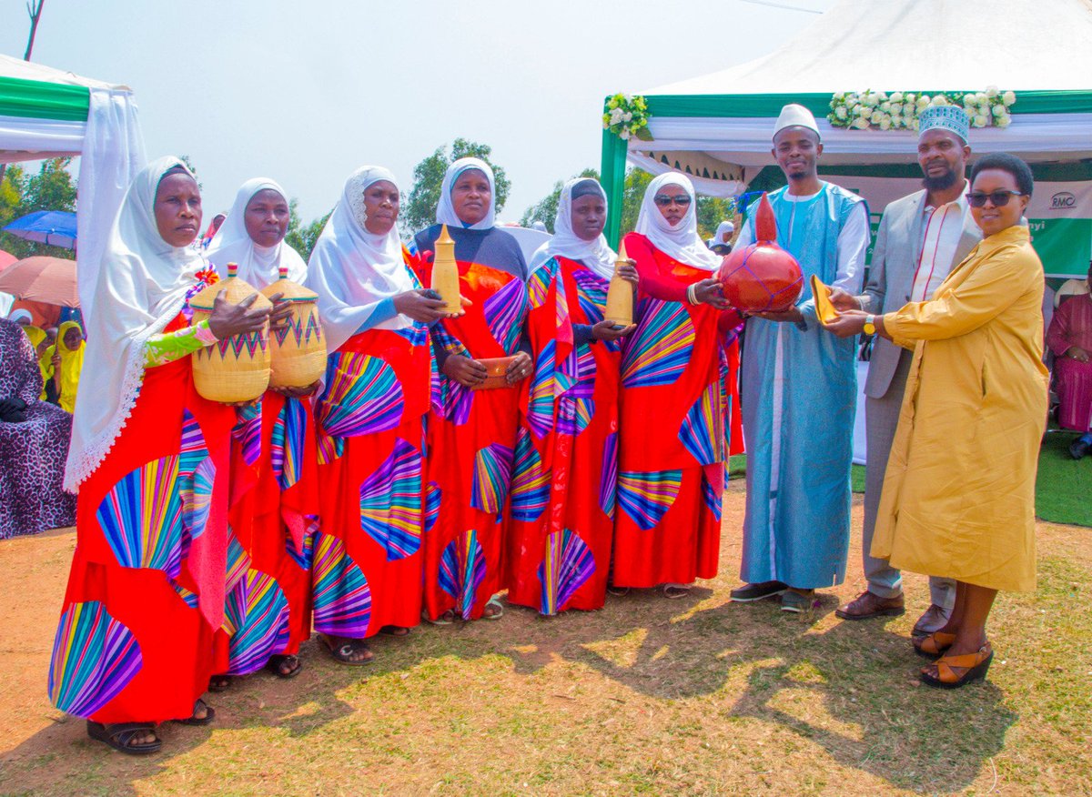 islamrwanda's tweet photo. This Sunday, September 7, the Mufti of Rwanda Sheikh Sindayigaya Musa, alongside senior leaders of  the Rwanda Muslim Community #RMC, visited Muslims in @Kamonyi. They were warmly received by Mayor of District Dr. @SylvereDr, and other local officials @RwandaLocalGov @RwandaSouth https://t.co/3hUQrUWvj5