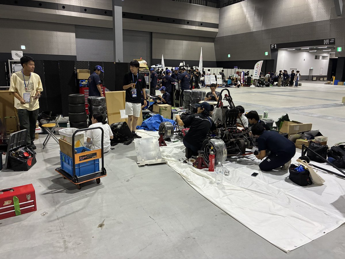 大会会場に到着しました！

ピット設営を終え、車検準備中です。