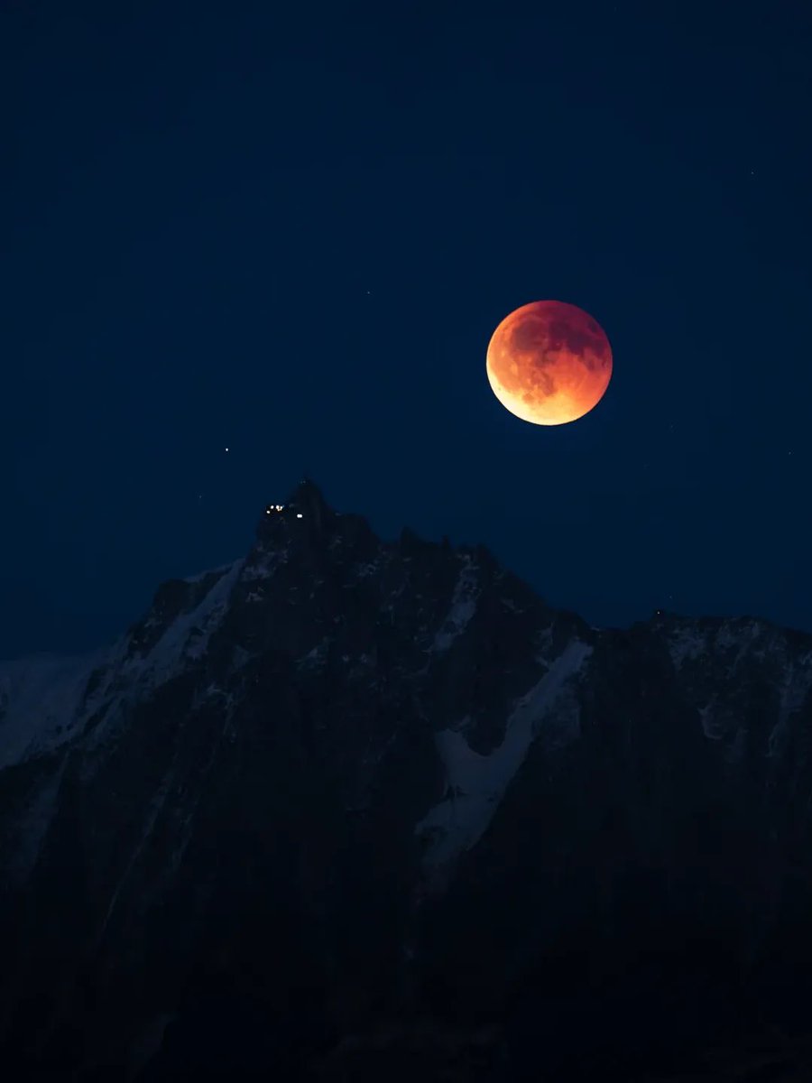 🌒 | Lune de de sang ou éclipse lunaire totale, hier soir, surplombant l’Aiguille du midi… juste 𝐠𝐫𝐚𝐧𝐝𝐢𝐨𝐬𝐞 ! 🤩

📸 Instagram.com/gaetanburtsche…
