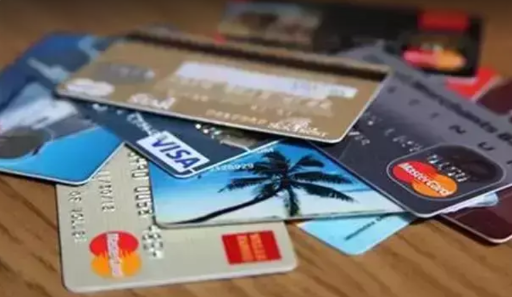 DynamiteNews_'s tweet image. A retired banker from Bengaluru sues Axis Bank after his credit card was deactivated without notice. The RBI Ombudsman orders ₹7,000 compensation for the inconvenience caused. 

#BankingIssues #CustomerRights #AxisBank