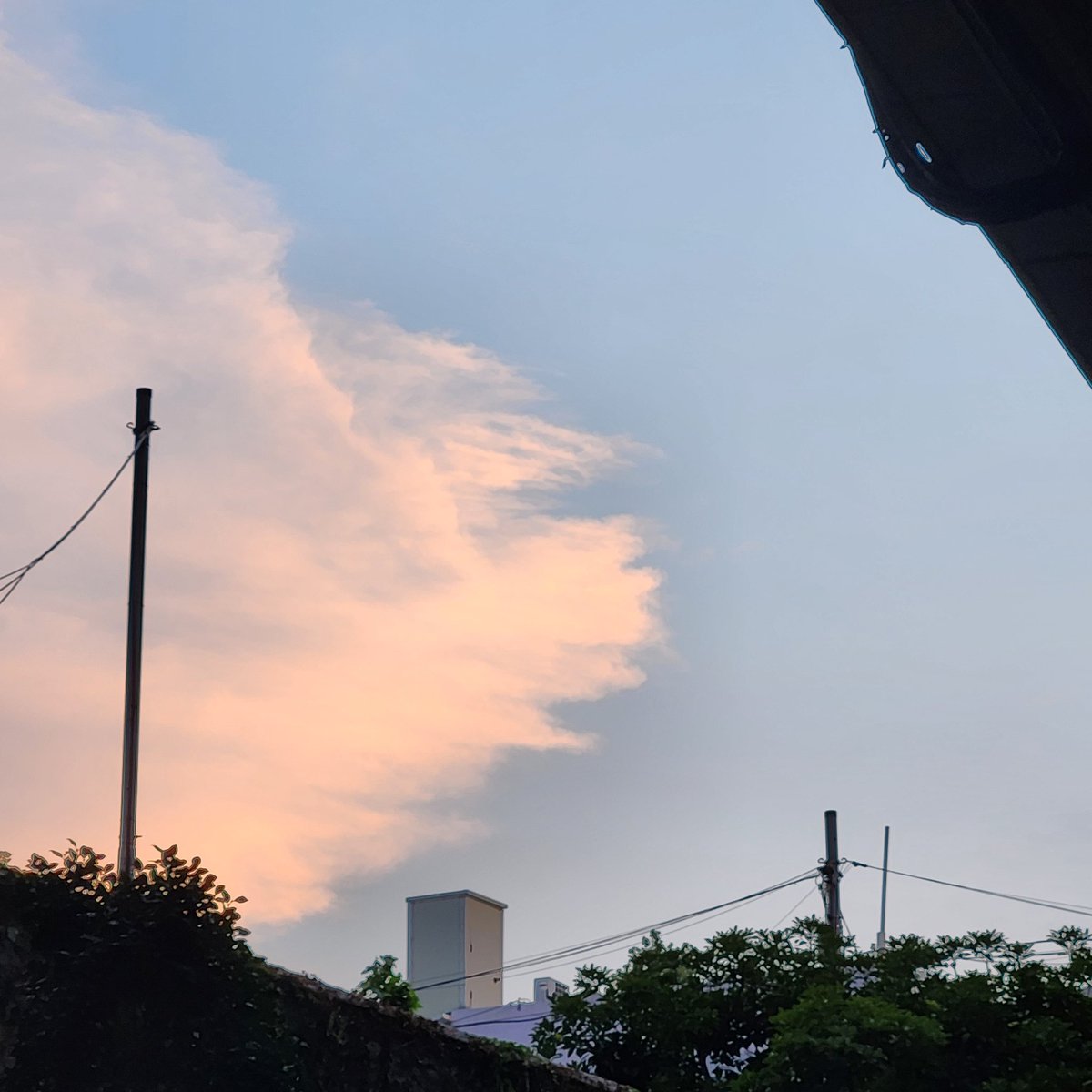 하늘은 이쁜데 난 왜 회사지...?