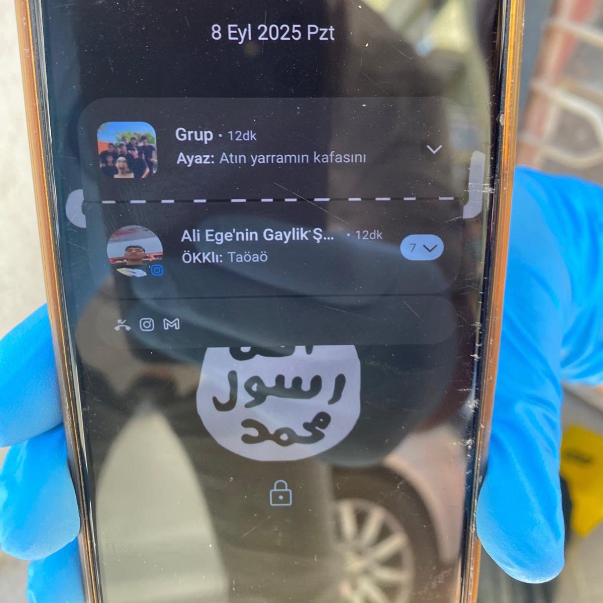 uluser's tweet image. İki polisimizi şehit eden şerefsiz
Telefon ekranını IŞİD sembolü yapmış.

Cemaat ve tarikatlarca zehirlenmiş 16 yaşında  katil bir tarikatcı.