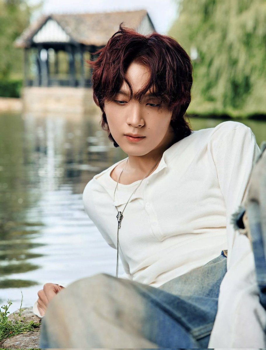 this haechan picture is so beautiful you can see his cutie moles 🥹🍪