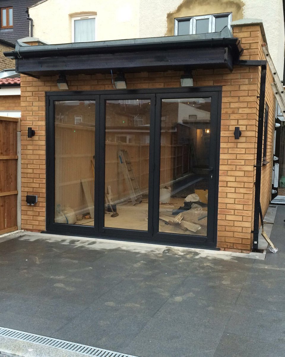 AssociatedGlas's tweet image. #Modern Looks, Maximum #Functionality 🔲🚪

These matte black aluminium #bifold doors add a #bold, contemporary edge to this extension, bringing in natural #light while connecting #indoor and #outdoor living seamlessly.
 
📞 Call us on 02085 083821 

#GlazingExperts