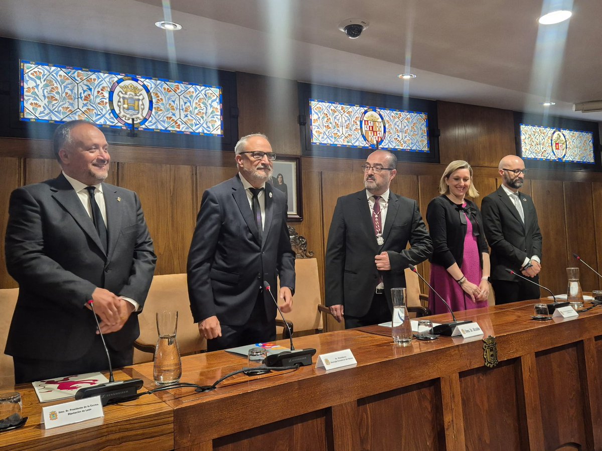 Consejo Comarcal del Bierzo (@ccbierzo) on Twitter photo El presidente, <a href="/OlegarioRamon/">Olegario Ramón Fernández</a>:
▪️"No somos una Comarca que ruega, somos una Comarca que exige".
▪️"Demandamos atención, servicios públicos dignos, buenas comunicaciones y un futuro para nuestra gente".
▪️"Inversión urgente y un nuevo modelo forestal".
#DiadelBierzo2025 El presidente, <a href="/OlegarioRamon/">Olegario Ramón Fernández</a>:
▪️"No somos una Comarca que ruega, somos una Comarca que exige".
▪️"Demandamos atención, servicios públicos dignos, buenas comunicaciones y un futuro para nuestra gente".
▪️"Inversión urgente y un nuevo modelo forestal".
#DiadelBierzo2025