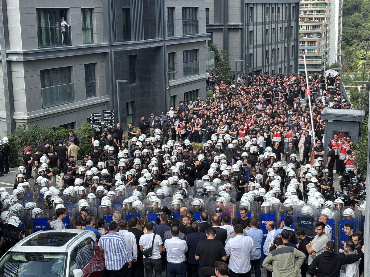 nasuhbektas's tweet photo. Son seçimlerde Türkiye’nin birinci partisi olan CHP’nin il Başkanlığı önü
AKP tipi demokrasi 
Hiçbir zaman unutulmayacaksınız 
@gurseltekin34 @kilicdarogluk https://t.co/b0Vu560Bnm
