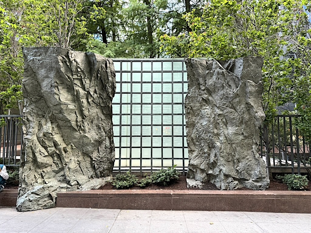 The solemn 9/11 memorial hidden behind the corporate office towers of Midtown ephemeralnewyork.wordpress.com/2025/09/08/the…