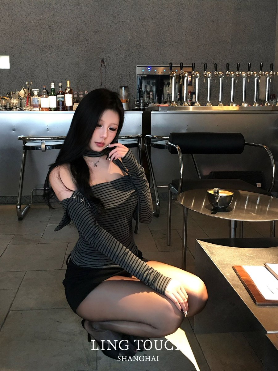 你在紧张吗 亲爱的

金贵凝脂，盈透丰润
酌饮微熏渐入，暧昧与激动升温

「凝脂」3D微光款微亮超薄性感黑丝
丰韵摇曳，与生俱来
直达选购📮https://t.co/R6iBnSYvlA

#LingTouch #绫丝袜 #绫 #绫天猫旗舰店 #丝袜 #丝袜控 #パンスト #ストッキング https://t.co/jeVtH6oa9y