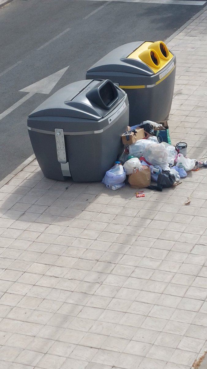 Esto es lo que nos ha traído diariamente el cambio de contenedores, y son las 12 de la mañana. <a href="/IISanse/">Izquierda Independiente Sanse</a> <a href="/sansecomunica/">Ayuntamiento de San Sebastián de los Reyes</a> <a href="/mas_sanse/">Más Madrid Sanse</a> <a href="/PPSanse/">PP San Sebastián de los Reyes</a> <a href="/lsfernandeza/">Lucía S. Fernández Alonso</a>