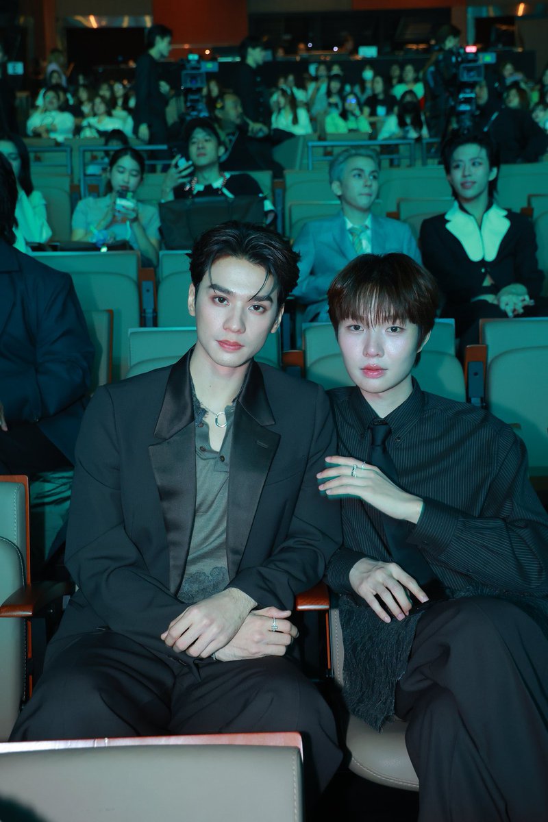 เพิ่งรู้ว่าคุณหนูตระกูลหงส์โตมาแล้วเอาแต่ใจขนาดนี้ 

แล้วเฮียมายุ่งด้วยทำไม 

ทำตัวให้สมกับเป็นว่าที่สะใภ้ใหญ่ตระกูลมังกรหน่อย

ถ้าเฮียไม่ชอบก็ถอนหมั้นไปดิ โดนบังคับให้มาหมั้นกับเราตั้งแต่แรกอยู่แล้วนี่

เผื่อเธอไม่รู้ว่าที่ภรรยาเฮีย เฮียเลือกเองได้ไม่มีใครหน้าไหนมาบังคับทั้งนั้น