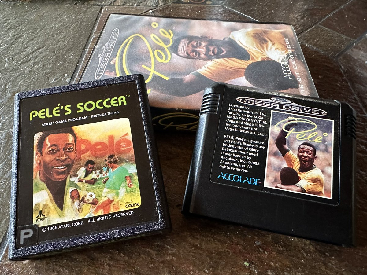 Die brasilianische #Fußball-Legende #Pelé war 1981 der erste Sportler, der offiziell für den Titel eines Videospiels Pate stand - später sogar noch zwei Mal auf dem Mega Drive. Ich hatte die Ehre, ihn bei einer E3-Pressekonferenz persönlich zu erleben. Gestorben ist er Ende 2022.