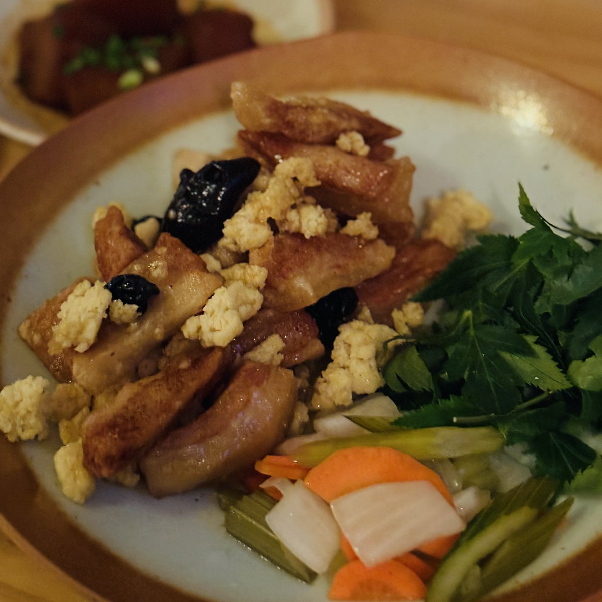 📍대학로 벼랑

감자전과 항정살튀김이 맛있는 곳!
기본판인 무조림(추가시 2천원)도 맛있고
다른 음식들도 기본이상으로 다 맛있음!

특히 항정살튀김에 당귀잎 곁들여먹으라고주는데
독특한향이랑 기름진 튀김이랑 잘 어우러짐

그리고 제일 맛있었던 건
한산소곡주❤️

앉은뱅이술이라더니... 크