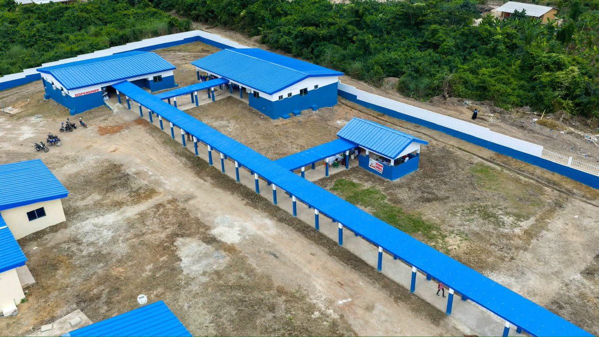Monafrique8's tweet photo. 🇨🇮Ce samedi, le Ministre #Pierre_Dimba a inauguré le centre de santé rural de M’batta.
Un seul mot sur toutes les lèvres : « Merci Président ADO, NASSÊ, pour cet amour ! » 💙 https://t.co/plpteFtAr9