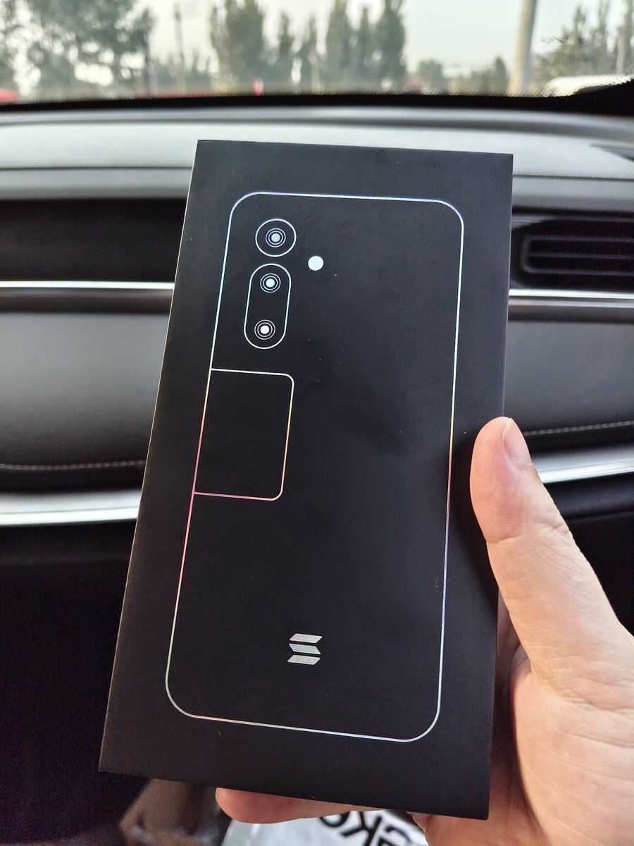 web3jayyu's tweet image. solana手机收到了，有人知道这手机能用国内的SIM卡吗？听说会被封，不敢试😂