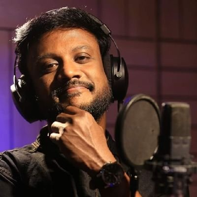arivomkadaioffi's tweet photo. சத்தியன் மகாலிங்கம் @SatyanSinger 

சில நாட்களாக இவர் பயங்கர Viral . சரி இவரை பற்றி பார்ப்போம் னு Youtube பக்கம் போனா ,  இதெல்லாம் இவர் பாடிய பாடல்களா என்று ஆச்சரியம் பட வைக்கும் வகையில் பெரிய லிஸ்டே இருக்கு ..COVID க்கு பிறகு வாய்ப்புகள் கிடைக்கவில்லை என்று ஹோட்டல் ல வேலைக்கு போயிருக்கார் மனுஷன். அதில் எந்த தவறும் இல்லை . . ஆனா  இவரை மாதிரி தமிழ் உச்சரிப்பு நன்றாக இருக்கும் பாடகர்களுக்கு எல்லாம் இன்னும் நிறைய வாய்ப்புகள் கிடைத்து இருக்க வேண்டும் . . இதற்கு பிறகாவது இவர் இன்னொரு ரவுண்டு வந்தா சந்தோசம் தான் .  

இவர் பாடிய சில பாடல்கள்

1. கலக்கப்போவது யாரு – வசூல் ராஜா MBBS
2. ஆம்பளைக்கும் பொம்பளைக்கும் அவசரம் – கழுகு
3. சில் சில் மழையே – அறிந்தும் அறியாமலும்
4. அட பாஸு பாஸு – பாஸ் என்கிற பாஸ்கரன்
5. குட்டி புலி கூட்டம் – துப்பாக்கி
6. கனவிலே கனவிலே – நேபாளி
7. தோஸ்த் படா தோஸ்த் – சரோஜா
8. தீயே தீயே – மாற்றான்
9. குப்பத்து ராஜாக்கள் – பானா காத்தாடி
10. பகவான் Rap Song
