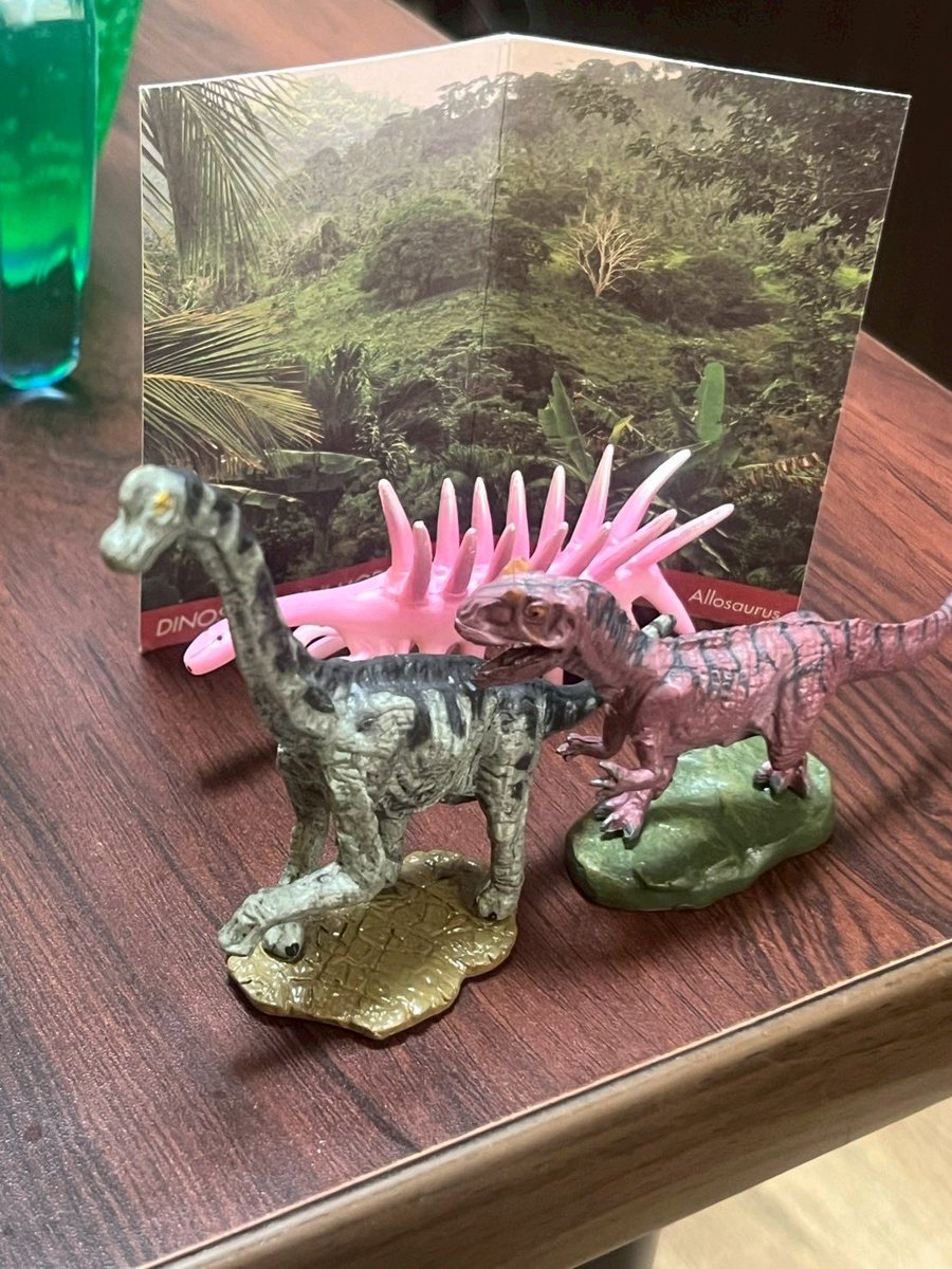 Rio08042158's tweet photo. ジュラシックワールドすぎて大興奮！

友達とお揃いでフィギュア買っちゃいました！私はブラキオサウルスくんです🦕
草食です。

頑張ってキーホルダーにしました笑
今、スマホについてます🦖

#国立科学博物館　#恐竜　#ブラキオサ���ルス　#ジュラシックワールド https://t.co/hctj8wtYX1