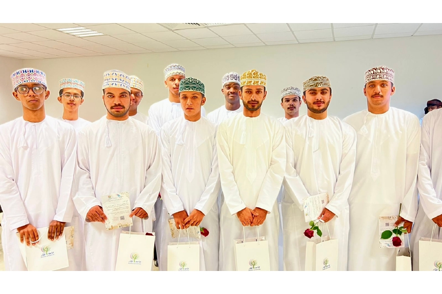 🎓 جامعة ظفار تعزز بيئة تعليمية دامجة لطلبة ذوي الإعاقة
ضمن جهودها المستمرة لتعزيز بيئة تعليمية شاملة وداعمة، نظّم مركز الدراسات التحضيرية برنامجًا تعريفيًا خاصًا لطلبة قسم علوم الحاسوب من ذوي الإعاقة مع بداية العام الأكاديمي الجديد.
💬 افتتاح البرنامج:
 بدأ البرنامج بكلمة