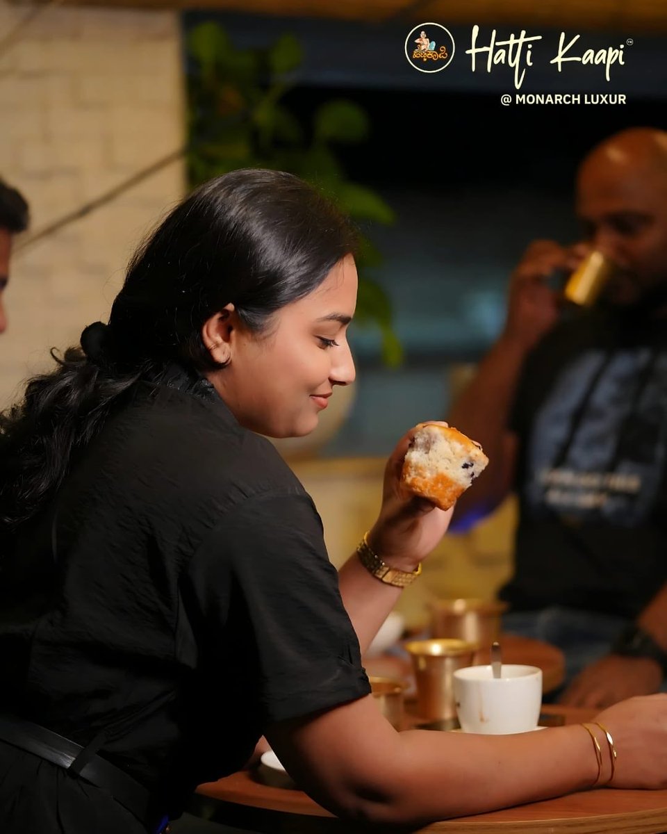hatti_kaapi's tweet image. Happiness served in sips and bites, exactly how perfect moments should be.

#hattikaapi #nammahatti #coffee #filtercoffee #muffin #binge #bangalore #mgroad #india #escape #hattikaapisignature