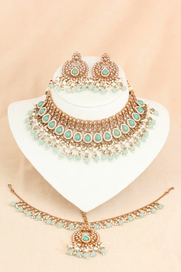 Indiangehne's tweet image. Shine in style 🌸👑 with this Mehndi Polish #Choker Set featuring aqua green stones, bold #earrings &amp;amp; a matching matha patti.
Phone: +45 91 11 00 17
Shop Online: indiangehne.com/collections/ch…
#chokerset #denmark #jewellery #necklaceset