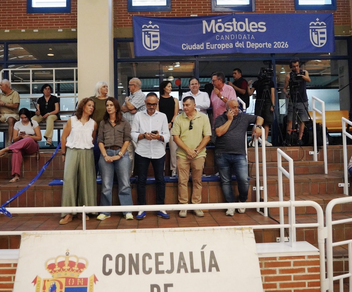 MRB MÓSTOLES FSF (@fsfmostoles) on Twitter photo Agradecer al <a href="/AytoMostoles/">Ayuntamiento de Móstoles</a> encabezado <a href="/mbautista_pp/">Manuel Bautista</a> y, a la seleccionadora de la <a href="/SEFutbolFem/">Selección Española Femenina de Fútbol</a>, <a href="/ClaudiaPons8/">Clàudia Pons</a>, que estuvieron presentes en nuestro debut liguero frente a 𝐆𝐮𝐚𝐝𝐚𝐥𝐜𝐚𝐜𝐢𝐧 𝐅𝐒𝐅.
📸 <a href="/DOMINGOLM/">Domingolm 🗞️</a>
#VamosMóstoles 🤍🦅🖤 Agradecer al <a href="/AytoMostoles/">Ayuntamiento de Móstoles</a> encabezado <a href="/mbautista_pp/">Manuel Bautista</a> y, a la seleccionadora de la <a href="/SEFutbolFem/">Selección Española Femenina de Fútbol</a>, <a href="/ClaudiaPons8/">Clàudia Pons</a>, que estuvieron presentes en nuestro debut liguero frente a 𝐆𝐮𝐚𝐝𝐚𝐥𝐜𝐚𝐜𝐢𝐧 𝐅𝐒𝐅.
📸 <a href="/DOMINGOLM/">Domingolm 🗞️</a>
#VamosMóstoles 🤍🦅🖤