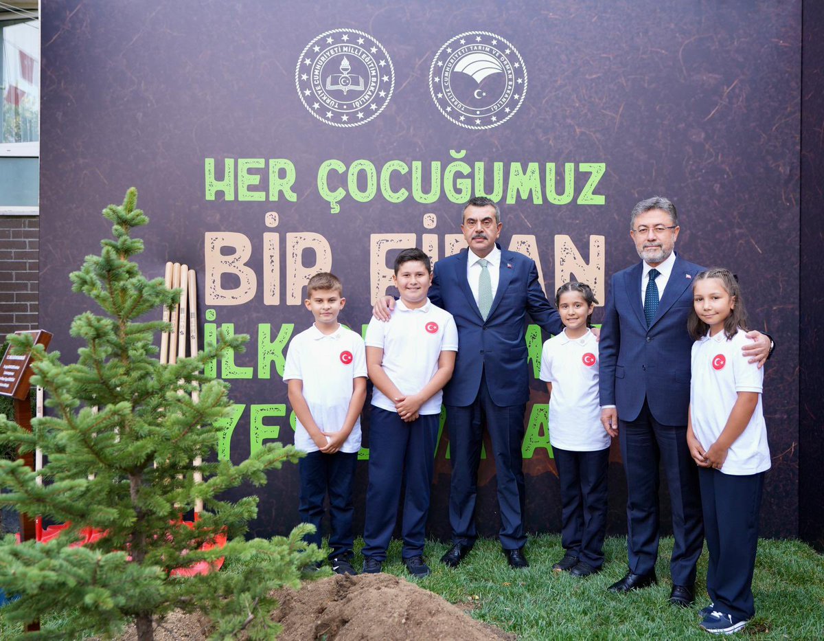Milli Eğitim Bakanı Yusuf Tekin, yeni eğitim öğretim yılının ilk gününde İstanbul’da öğrencilerle bir araya geldi. #HerÇocukBirFidan