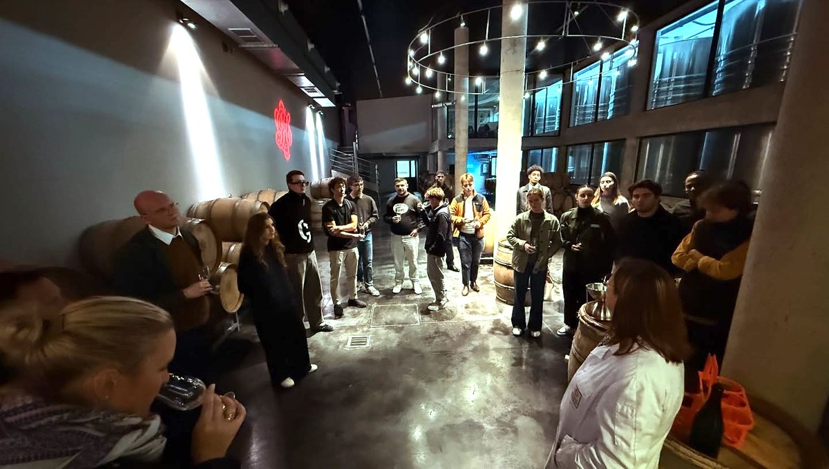 🍇✨ Immersion au cœur des vendanges !
Dans le cadre de leur formation, nos étudiants en BP #Sommelier ont visité la Maison Duval-Leroy, en #Champagne
Une expérience authentique, rythmée par la découverte des savoir-faire champenois et animée par la passion du métier🥂