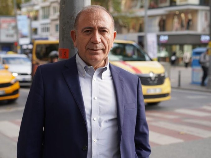 Nasıl bir işin içine bulaştın ki,
Kendi partine bile  kayyum olmayı kabul ettin..?