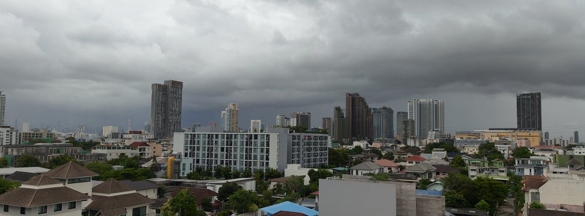 TanaphatC's tweet photo. #ฝนตก จะรอดมั้ย #��าดพร้าว https://t.co/Dk2DjLoy3r