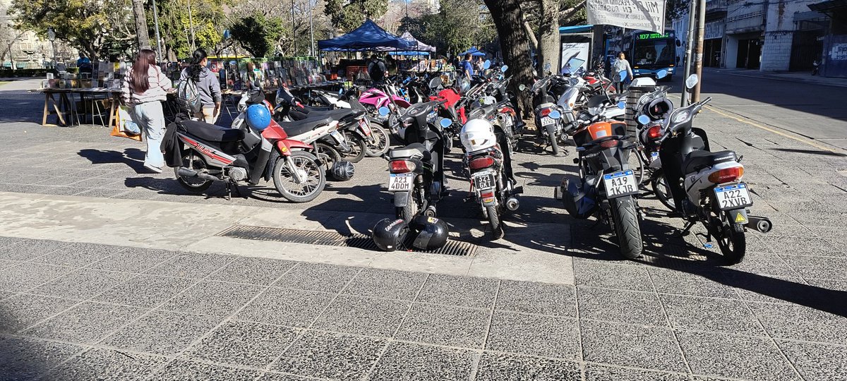 Muy Buena Idea 📚📝🤓
Esperamos q estaa cochera se termine... 
Todos los dias este #Trapito hace d las suyas con las Motos en un espacio Público.