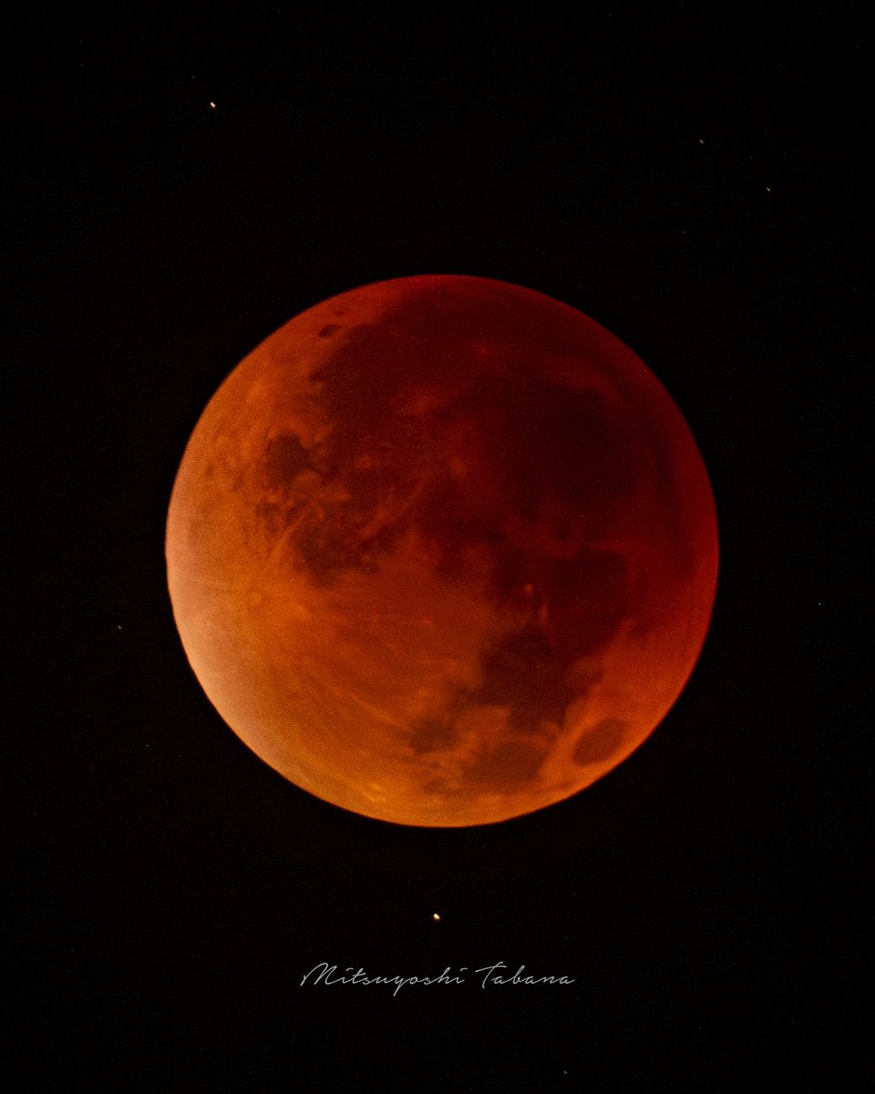 t_informations's tweet image. 「霧の合間に静かに浮かぶ赤い月。束の間の皆既月食。」

#皆既月食 #赤い月 #天体観測 #夜空の美 #幻想的な瞬間 #星空撮影 #月のある風景

#LunarEclipse #BloodMoon #NightSkyPhotography #CelestialBeauty　#Eclipse2025 #AstroPhotography

#十津川村 #totsukawa 
#これソニーで撮りました