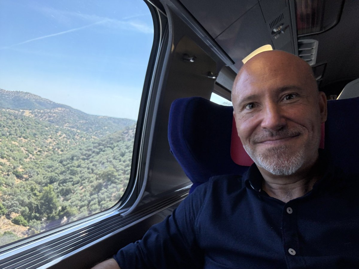 Estrenando tren <a href="/OUIGO/">OUIGO</a> Sevilla-Madrid. Tan cómodo y barato como <a href="/iryo_eu/">iryo.eu</a> . Curioso lo de las dos plantas. Podría tomar nota AVE <a href="/Renfe/">Renfe</a>… Solo falta que <a href="/Adif_es/">Adif</a> arregle la vía del Sur para que dejen de llegar tarde todos.