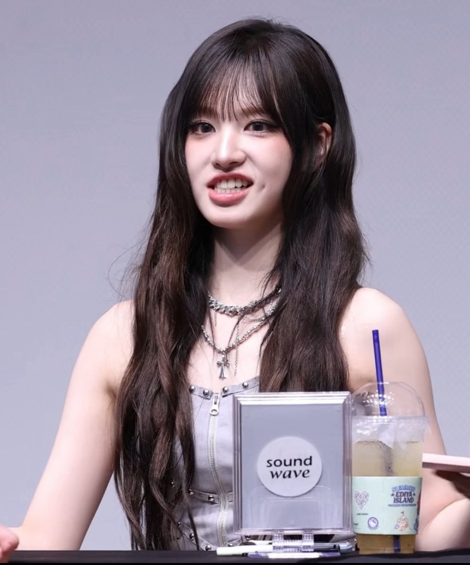 지인이 대면 가서 지원이한테 장난으로“현진이 오늘 바람피러 갔어~” 했는데, 김지원 완전 정색하면서 “대체 어딜 바람피러 간 건데? 뭐야? 뭐냐고 ㅇㅅㅍ야??” 이랬대 아 개웃겨 ㅋㅋㅋ 사실 그날 약속 있어서 팬싸 못 간 거였어요 지원님..😭 근데 끝까지 누구보러 갔냐고 물어서, 지인이 “현진이