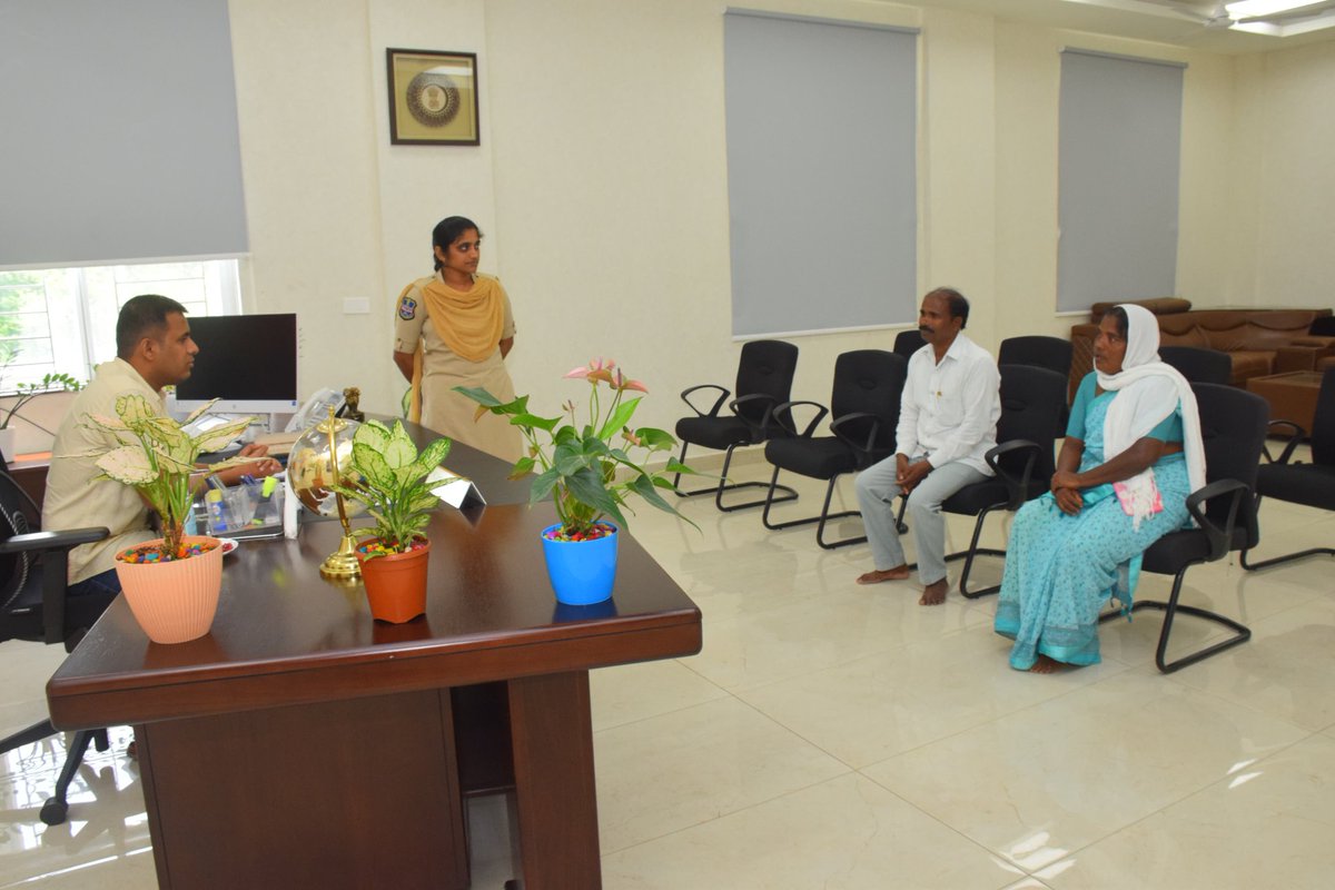 #Praja Divas#was held at Jayashankar Bhupalapally Police Office.I heard public grievances and directed officials for speedy redressal  stressed priority for each petition. Police officers and staff also attended the program.<a href="/TelanganaDGP/">DGP TELANGANA POLICE</a> <a href="/TelanganaCOPs/">Telangana Police</a>